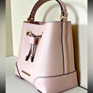 NWT- Michael Kors Mercer Small Pebbled Leather Bucket Bag in powder pink